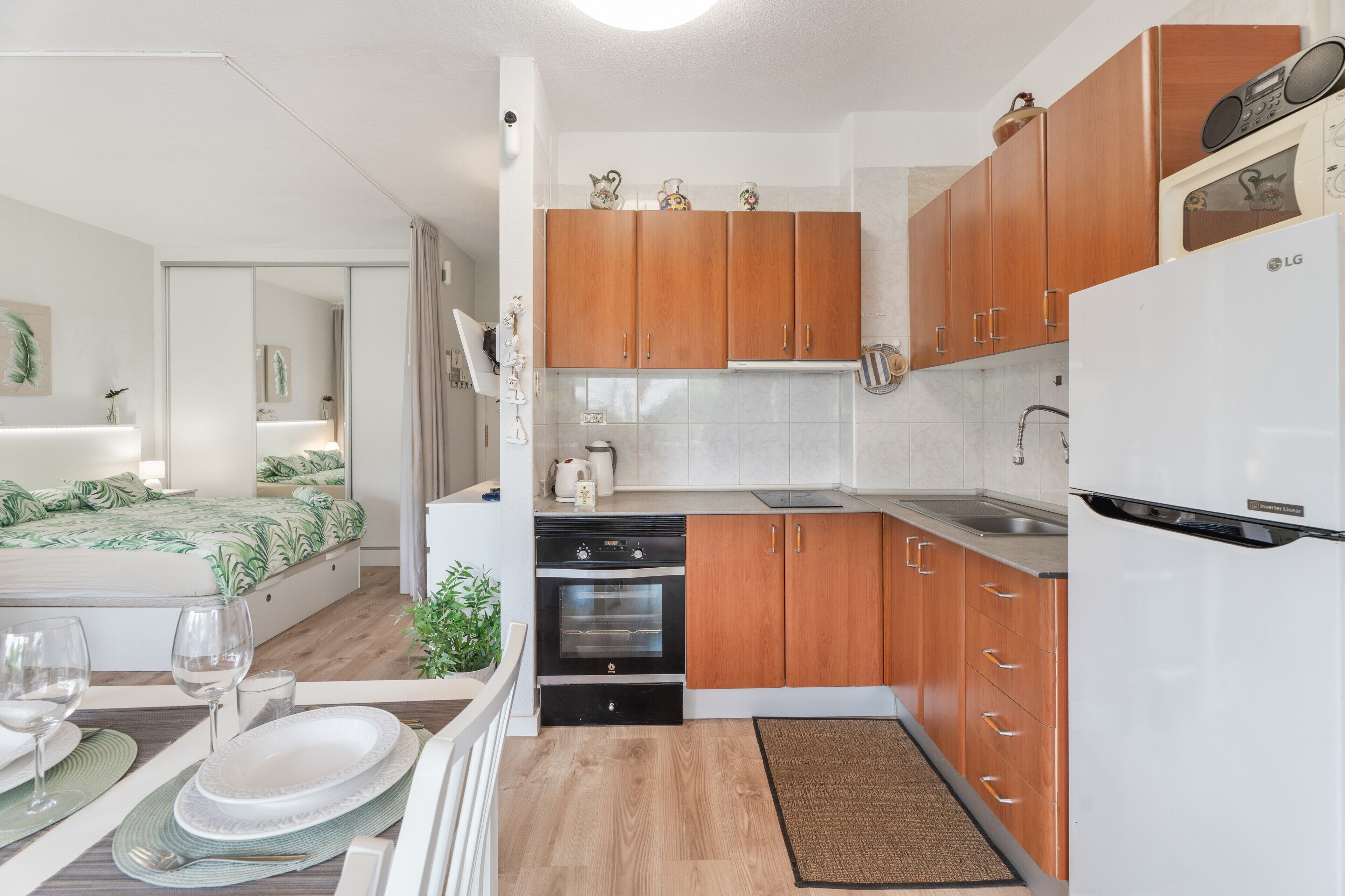 Køleskab, mikrobølgeovn, ovn, kogeplade