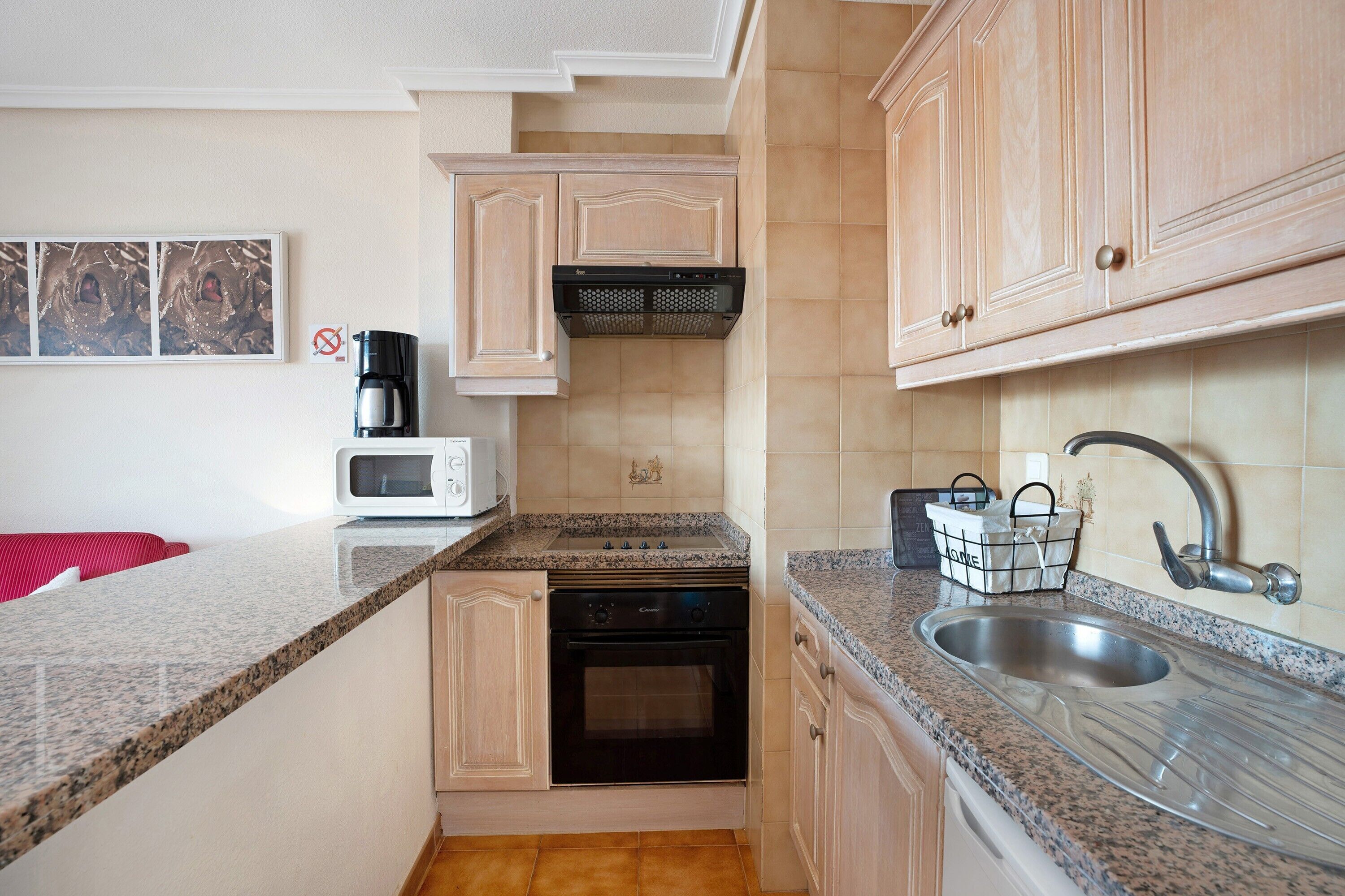 Kühlschrank, Mikrowelle, Herdplatte, Wasserkocher mit Kaffee-/Teezubehör