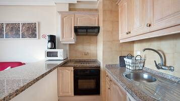 Kühlschrank, Mikrowelle, Herdplatte, Wasserkocher mit Kaffee-/Teezubehör