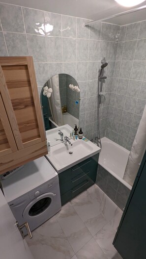 Haartrockner, Handtücher, Seife, Shampoo