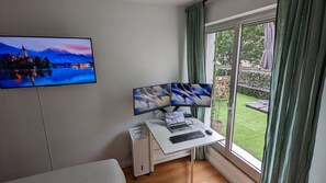 1 chambre, bureau, fer et planche à repasser, lit parapluie