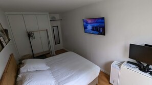 1 chambre, bureau, fer et planche à repasser, lit parapluie