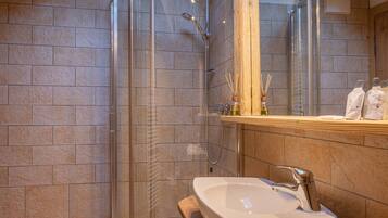 Dusche, Haartrockner, HandtĂŒcher