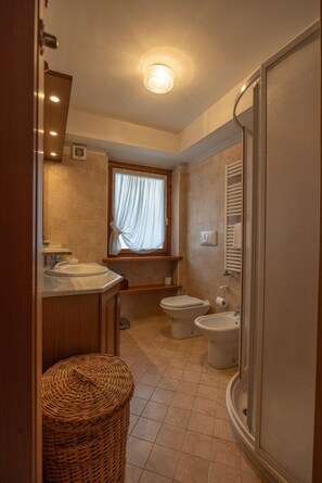 Ducha, secador de pelo, toallas