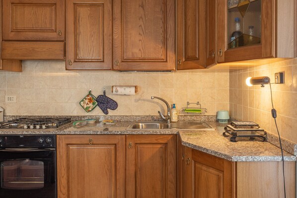 Fridge, oven, dishwasher, coffee/tea maker