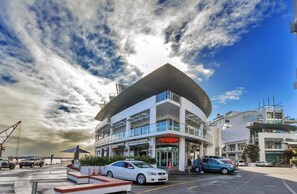 Exterior - Prince Wharf: Standard suite w/ Balcony, Skytower view (Auckland)
