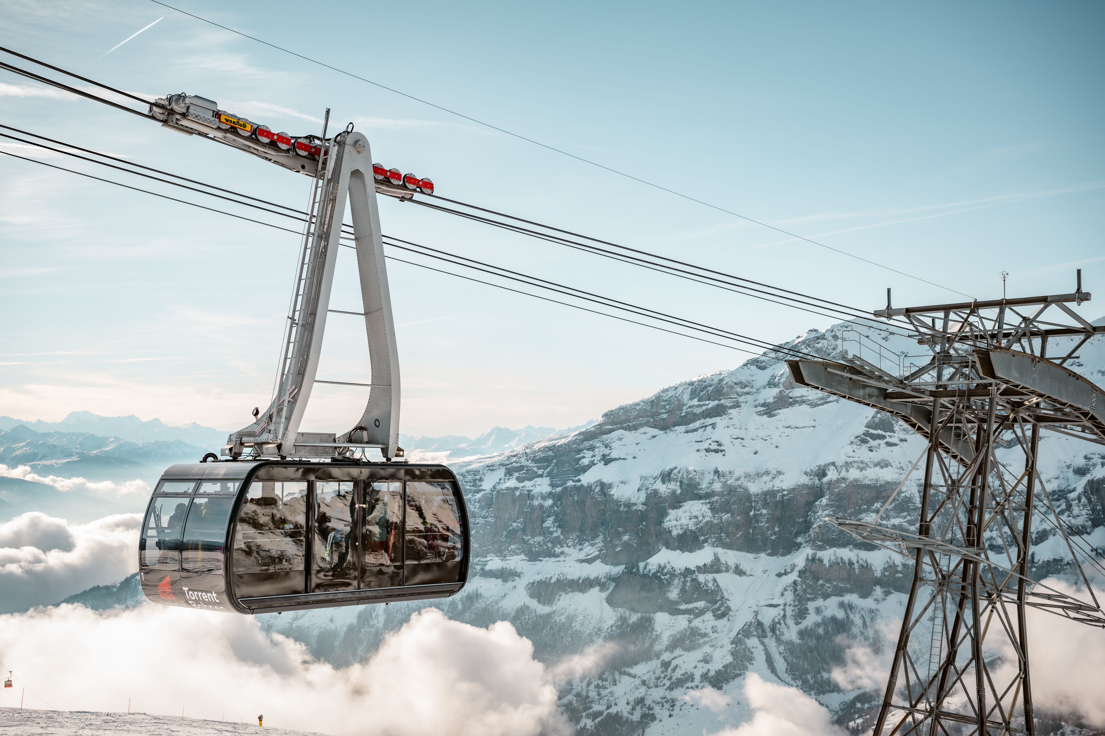 Un sistema de teleférico con un paisaje montañoso de fondo.