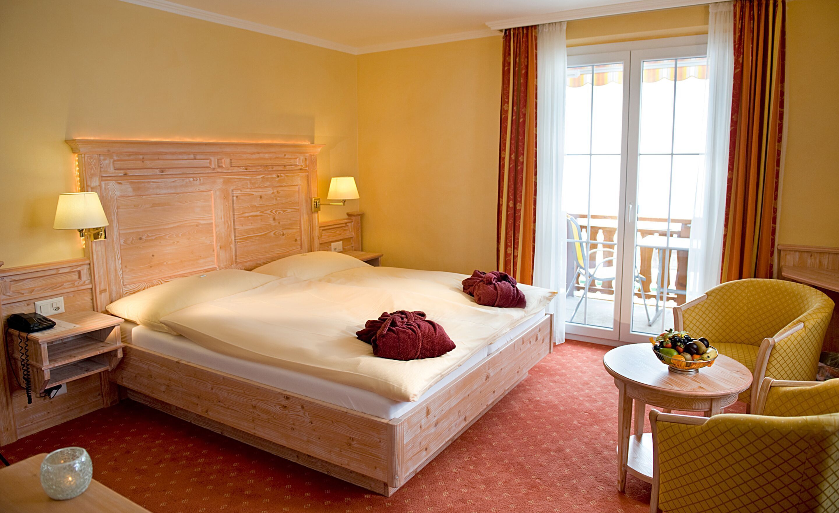 Hypoallergeen beddengoed, donzen dekbedden, een minibar, een bureau