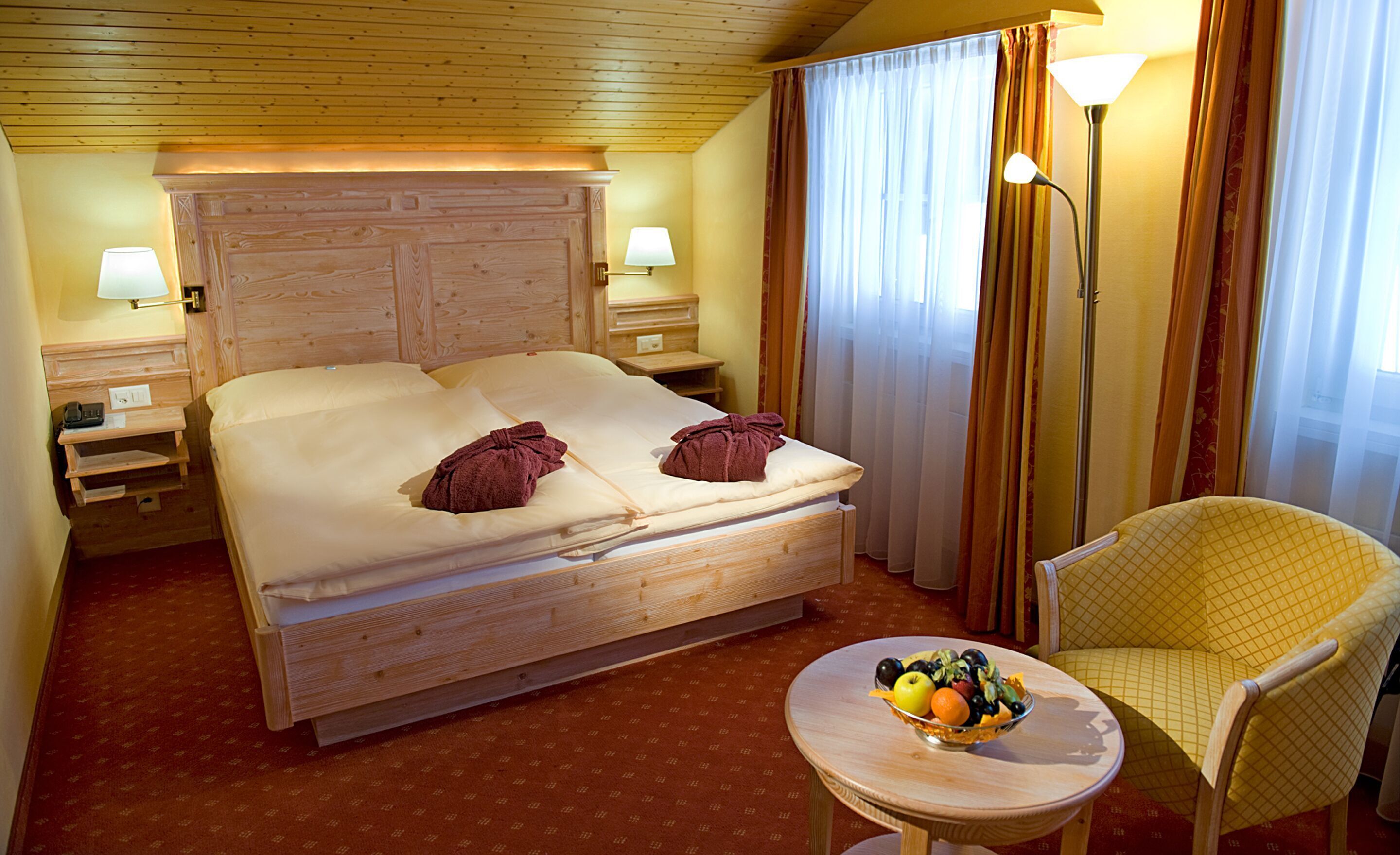 Hypoallergeen beddengoed, donzen dekbedden, een minibar, een bureau
