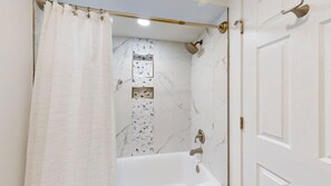 Combined shower/bathtub - 2 Bedroom Centre Court Villa with Lagoon Views! (Hilton Head)