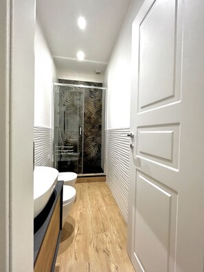 Familienapartment | Badezimmer | Kostenlose Toilettenartikel, Haartrockner, Bidet, Handtücher