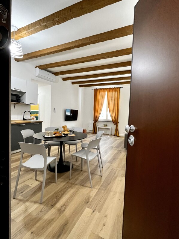Familienapartment | Wohnbereich | 50-Zoll-Flachbildfernseher mit Kabelempfang, Fernseher, Kinderspielzeug