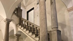 Eine prächtige Treppe mit klassischer Architektur, mit großen Säulen und einem Balustrade.