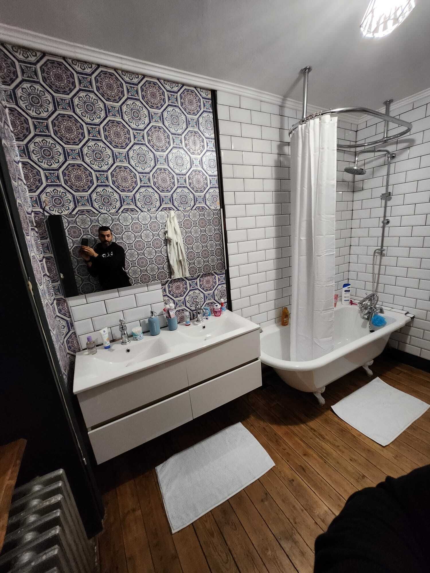 Dusj, hårføner, håndklær og såpe