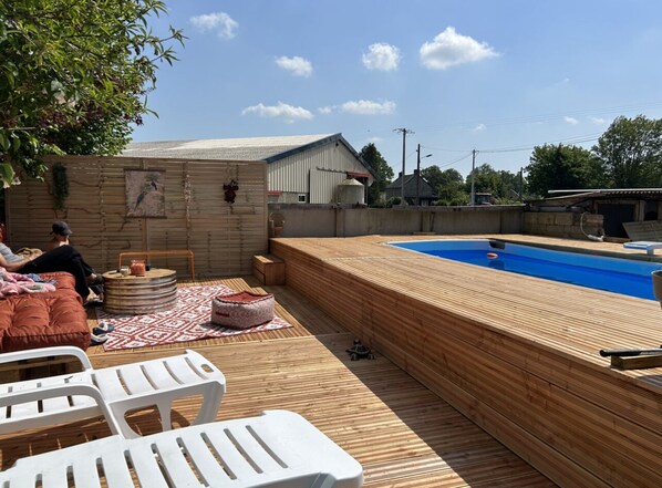 Una piscina al aire libre