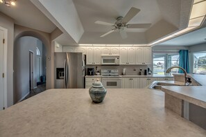 ثلاجة، ميكروويف، فرن، موقد طهي مسطح