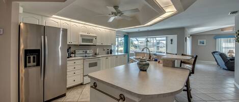 冷蔵庫、電子レンジ、オーブン、コンロ