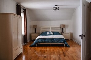 4 bedrooms, iron/ironing board, WiFi, bed sheets
