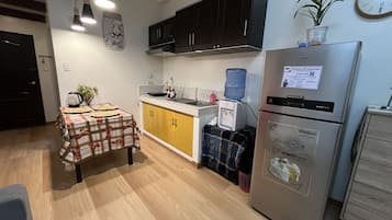 Frigorifero, microonde, piano cottura, pentole/stoviglie/utensili