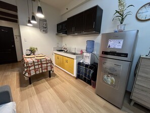Fridge, microwave, stovetop, cookware/dishes/utensils - Resort Feel 1BR Beside SM Mall ground floor unit (Davao City)
