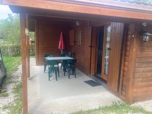 In the heart of nature Chalet sans vis-a-vis separated by a green space from the swimming pool