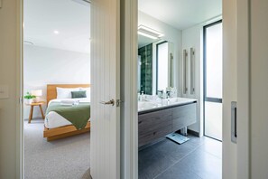 3 bedrooms, desk, iron/ironing board, WiFi
