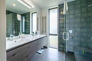 Badewanne, Haartrockner, Handtücher