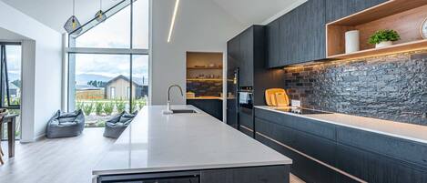 Frigorífico, microondas, horno y placa de cocina