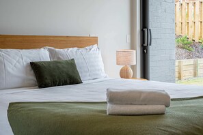 3 bedrooms, desk, iron/ironing board, WiFi - Northlake Alpine Retreat (Wanaka)