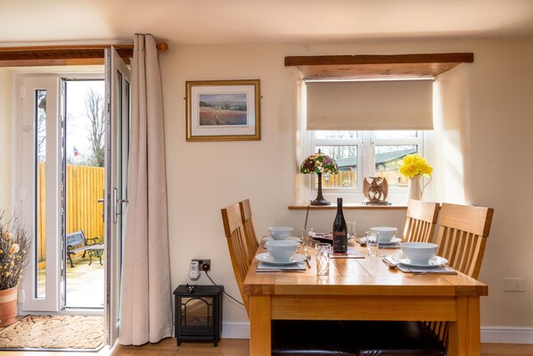 Dining - Tregarnedd Cottage - Two Bedroom Cottage, Sleeps 4 (Llangefni)
