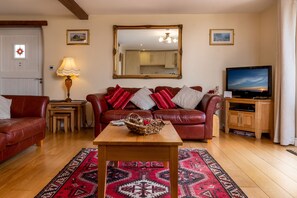 TV, DVD player - Tregarnedd Cottage - Two Bedroom Cottage, Sleeps 4 (Llangefni)