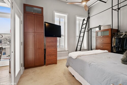 Upscale Condo located right downtown near Silver Beach, restaurants, & shopping!