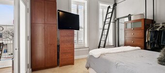 Upscale Condo located right downtown near Silver Beach, restaurants, & shopping!