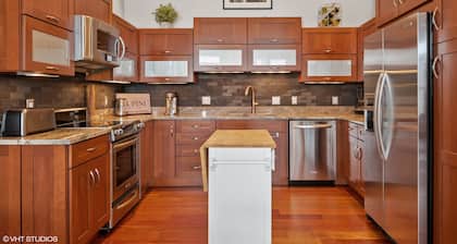 Upscale Condo located right downtown near Silver Beach, restaurants, & shopping!