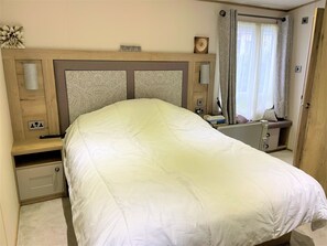 2 bedrooms, iron/ironing board, travel crib
