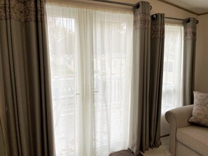 Flat-screen TV, fireplace, DVD player