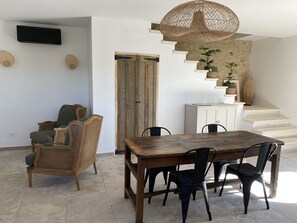 Dining - Renovated mansion  (Saint-Mitre-les-Remparts)