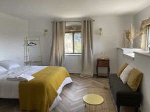 2 bedrooms, iron/ironing board, travel cot, free WiFi - Renovated mansion  (Saint-Mitre-les-Remparts)