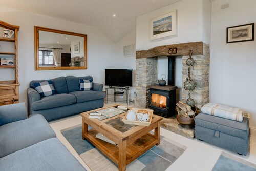 Cock Rock Cottage  -  a house  that sleeps 6 guests  in 3 bedrooms