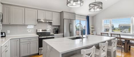 Refrigerador, microondas, horno, placa de cocina