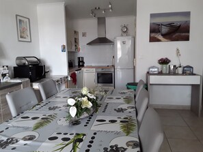 Fridge, microwave, oven, stovetop - SUPERB APARTMENT IN VALRAS PLAGE 10 MINUTES FROM THE BEACHES (Valras-Plage)