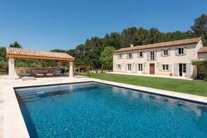 Outdoor pool - Mas de Lure  (Salon-de-Provence)
