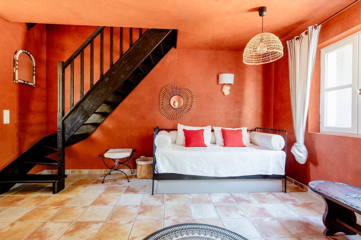 Iron/ironing board, free WiFi, bed sheets