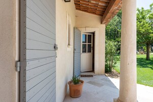 Tabla de planchar con plancha, wifi gratis y ropa de cama 