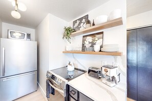 Kühlschrank, Mikrowelle, Ofen, Herdplatte