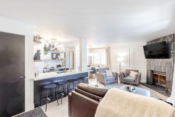 Televisión y chimenea 