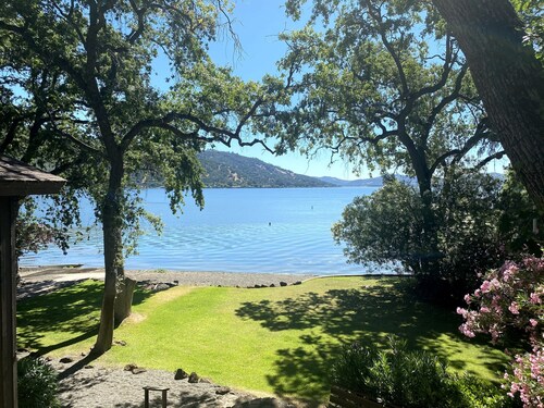 Large Group Property directly on the Lake!