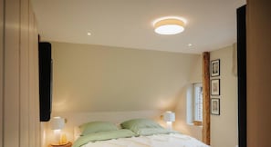 2 bedrooms, travel cot, free WiFi, bed sheets
