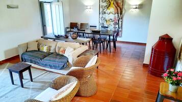 Vila, 2 quartos | Área de estar | TV de tela plana 50 polegadas com canais via satélite, TV