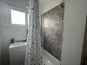 Haartrockner, Handtücher, Seife, Shampoo